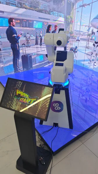 GlamBot на выставочной площадке как роботизированная камера для контента после презентации