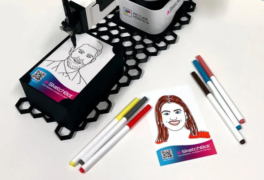 Sketchbot рисует портрет гостя на бумаге как сувенир на праздник