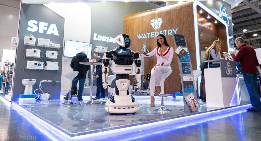Promobot V4 работает у промо-стенда