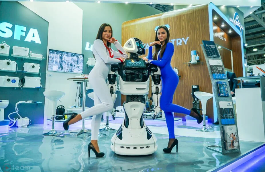 Promobot V4 рядом с командой на промо-стенде