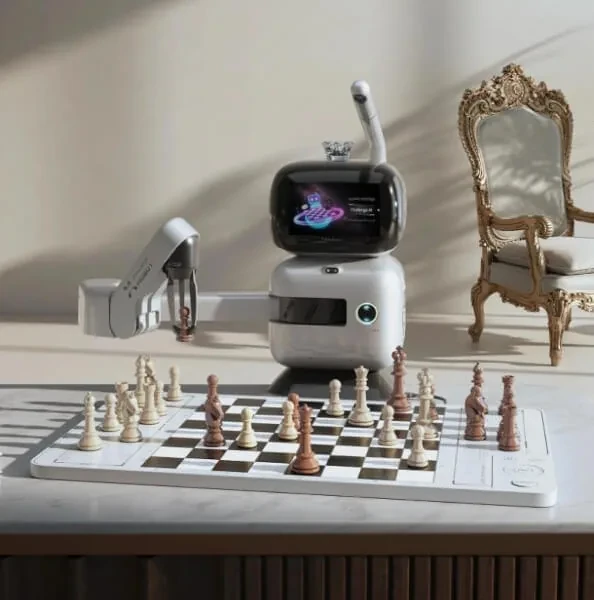 SenseRobot с шахматной доской на столе: видны корпус, камера и единственный манипулятор