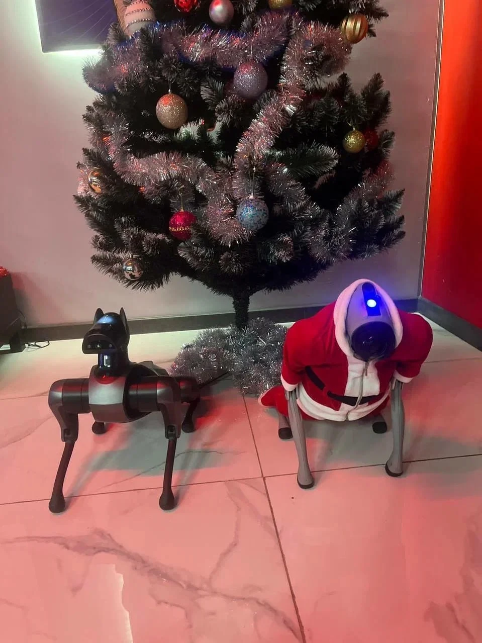 Xiaomi CyberDog 2 и Unitree Go2 в красном новогоднем костюме под ёлкой