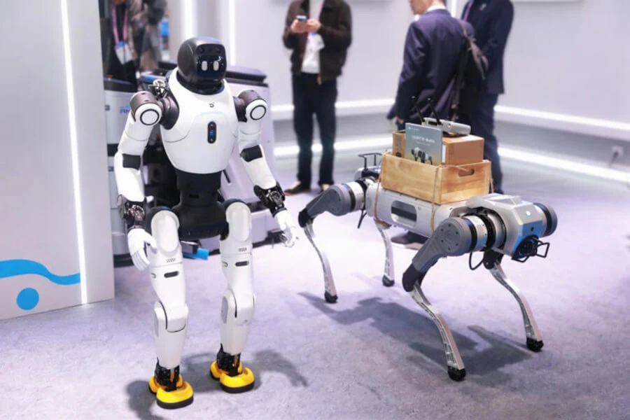 Agibot X2 и робопёс в промо-сценарии с раздаткой