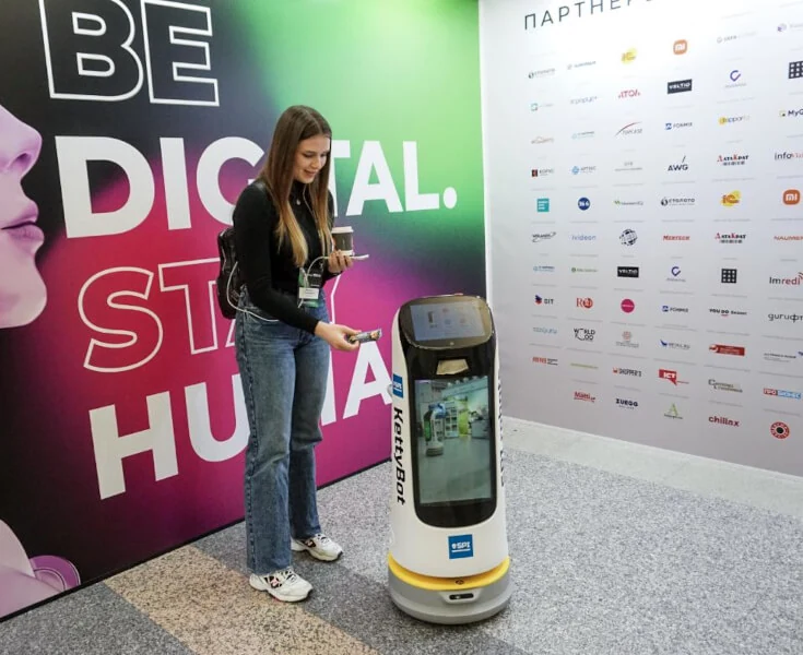 KettyBot с рекламным экраном работает у бренд-зоны