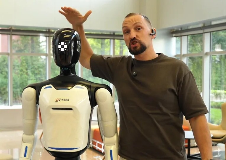 Человек показывает рост робота-гуманоида Agibot A3 Ultra рядом с собой