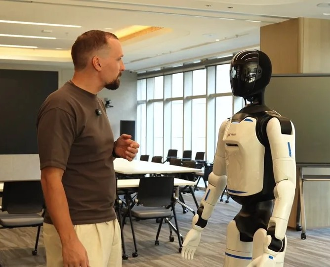 Человек разговаривает с роботом-гуманоидом Agibot A3 Ultra