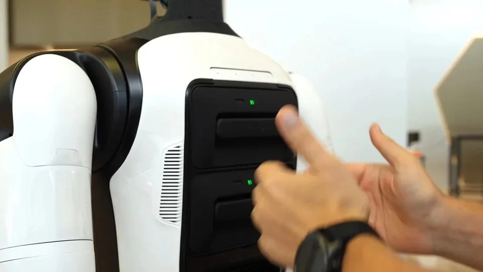 Батарейный отсек на спине Agibot A3 Ultra с двумя съёмными батареями