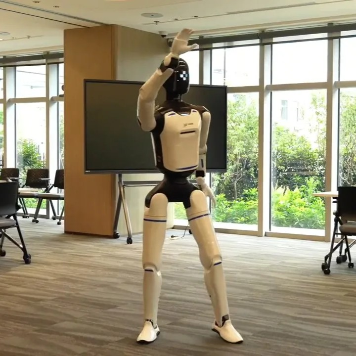 Agibot A3 Ultra поднимает руку в приветственном жесте