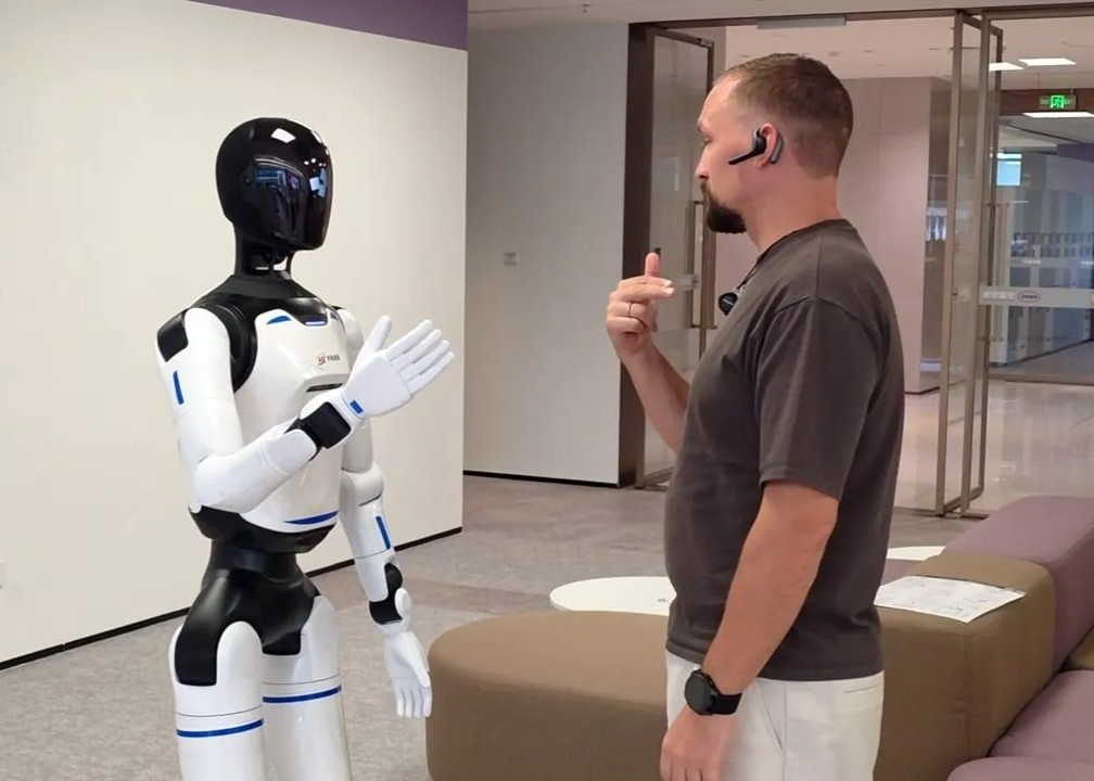 Робот-гуманоид Agibot A3 Ultra жестикулирует во время разговора