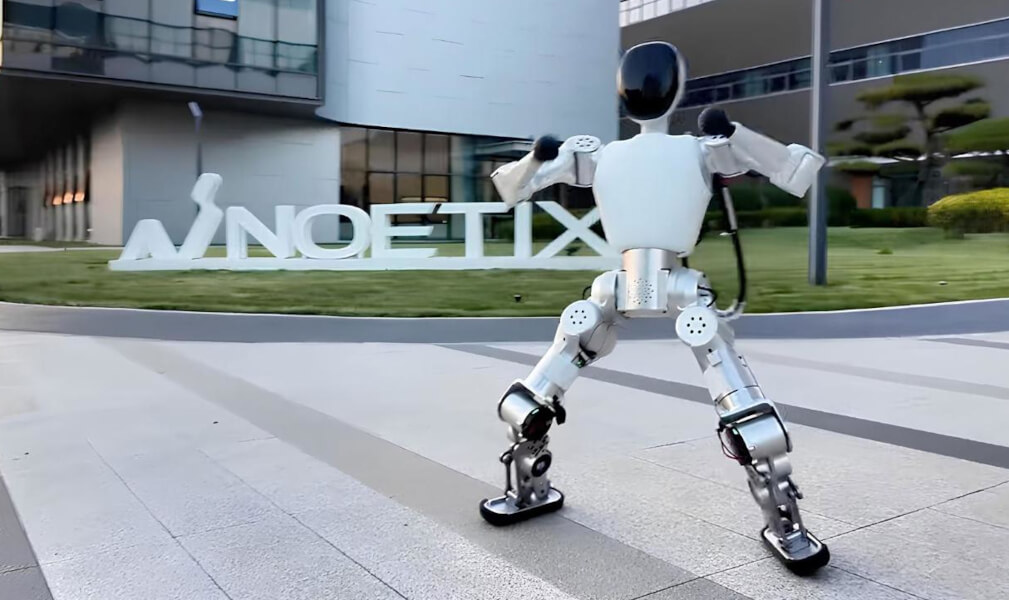 Noetix Bumi танцует на улице