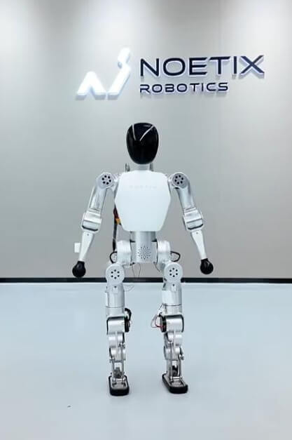 Робот-гуманоид Noetix Bumi у стены с логотипом производителя