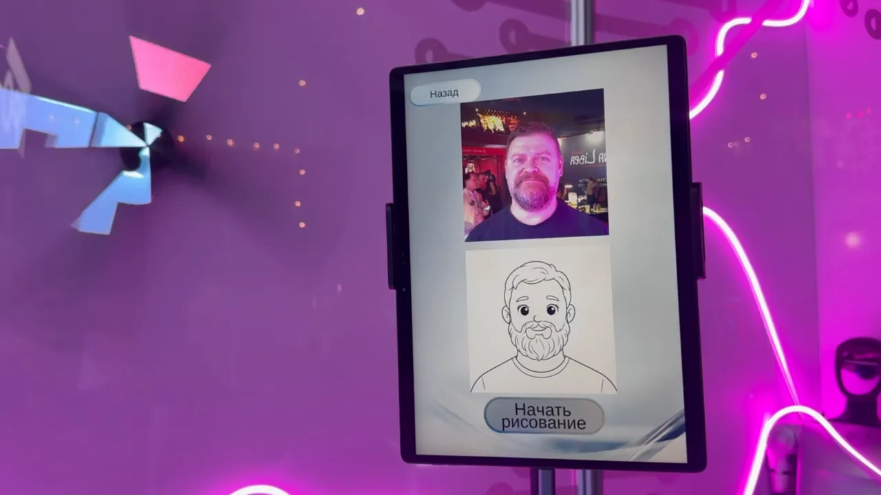 Планшет Sketchbot показывает фото гостя и готовый эскиз портрета