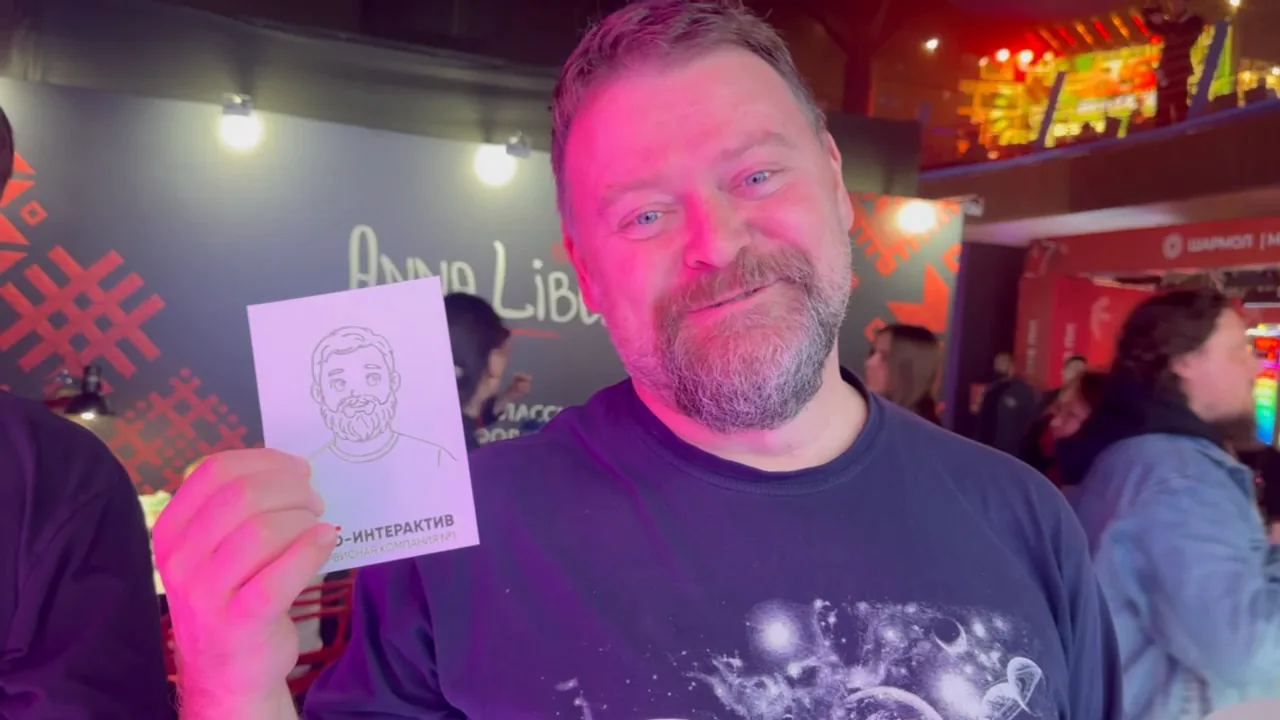 Гость с портретом, который нарисовал робот-художник Sketchbot