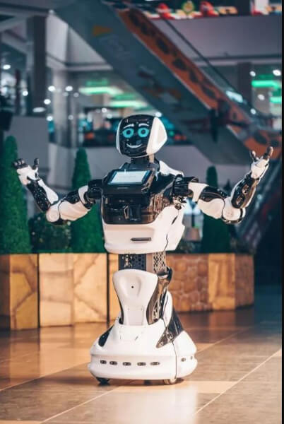 Promobot V4 на мероприятии крупным планом, вид спереди, руки разведены в стороны