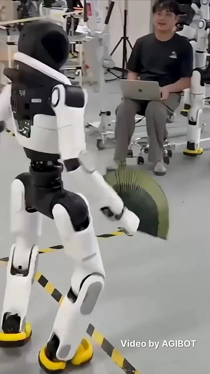 Кадр видео: Agibot X2